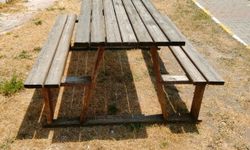 Samsun'da bir sitenin bahçesinden piknik masası çalan şüpheli yakalandı
