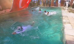 Samsun'da denizcilik lisesi öğrencileri mezuniyeti havuza atlayarak kutladı