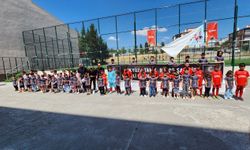 Suluova'da minik futbolcular, Filistinli çocuklara destek için pankart açtı