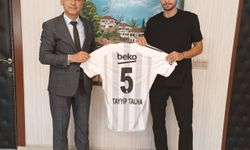 Tayyip Talha Sanuç, lise öğretmenine Beşiktaş forması hediye etti
