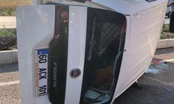 Tokat'ta devrilen hafif ticari araçtaki 4 kişi yaralandı