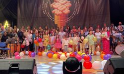 Trabzon'da öğretmenlerden oluşan "Seksenler Doksanlar" adlı müzik grubu konser verdi