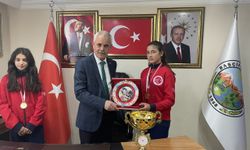 Türkiye Şampiyonu olan Küçükler Kız Floor Curling takımı belediyeyi ziyaret etti
