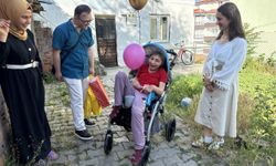 Üniversite öğrencisinden engelli çocuğa puset desteği