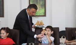 Zonguldak Valisi Hacıbektaşoğlu, makamında ağırladığı öğrencilere dondurma ikram etti