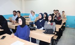 Amasya'da halk eğitimi merkezindeki kursta işaret dili "kamyon arkası yazılarıyla" öğretiliyor