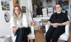 Anne-kız bir tablet bir mikrofonla Karadeniz ağzını dijital illüstrasyona taşıdı