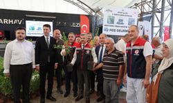 Arhavi'de çiftçilere maviyemiş fidanı dağıtıldı
