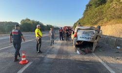 Bartın'da bariyere çarparak ters dönen aracın sürücüsü ağır yaralandı