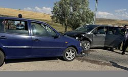 Bayburt'ta iki otomobilin çarpıştığı kazada 4 kişi yaralandı
