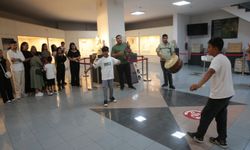 Bolu'da müzeyi ziyaret eden Romanlar davul keman eşliğinde çiftetelli oynadı