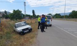 Boyabat'ta tarlaya devrilen otomobilin sürücüsü yaralandı