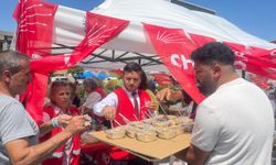 CHP Ladik İlçe Başkanlığı vatandaşlara aşure dağıttı