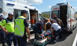 Çorum'da trafik levhasına çarpan otomobildeki çift yaralandı