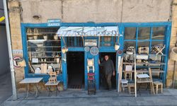 Emekli öğretmen, baba yadigarı marangozluğu asırlık binada sürdürüyor