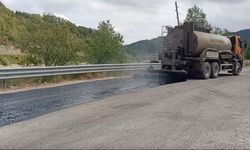 Erfelek Tatlıca Şelaleleri Tabiat Parkı güzergahında asfaltlama yapılıyor