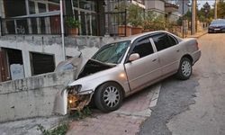 DUVARA ÇARPTI, SÜRÜCÜ HASTANELİK OLDU