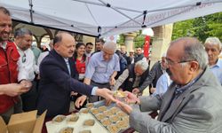 Kastamonu'da Nasrullah Meydanı'nda aşure dağıtıldı