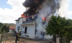 Osmancık'ta yangın çıkan iki katlı binada hasar oluştu