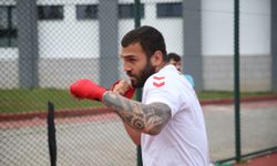 Samet Ersoy, dünya şampiyonluğu için yumruk sallıyor