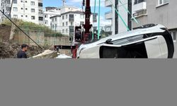 Samsun'da istinat duvarının yıkılması sonucu 4 araç hasar gördü