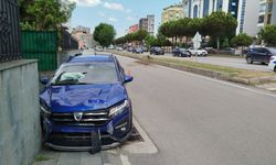 Samsun'da jandarma binasının bahçe duvarına çarpan otomobilin sürücüsü yaralandı