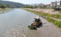 Taşova Belediyesi Yeşilırmak’ta temizlik çalışması başlattı