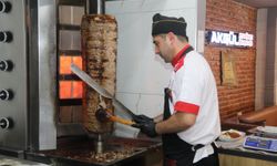 Taşova'da döner ustaları sıcak havaya rağmen işlerine devam ediyor