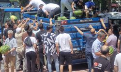 Tokat'ta ölen akrabaları için satın aldıkları 15 ton karpuzu "hayrına" dağıttılar