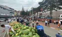Yenice Belediye Başkanı Karakaş'tan vatandaşlara karpuz ikramı