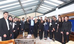 Akfen Holding Yönetim Kurulu Başkanı Akın, TİKAV bursiyerleriyle bir araya geldi
