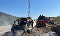 Alucra'da seyir halindeki kamyonet yandı