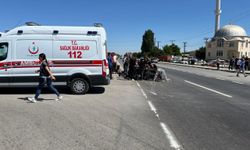 Amasya'da elektrikli bisiklet ile otomobilin çarpıştığı kazada 6 kişi yaralandı