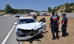Amasya'da hafif ticari araç ile otomobilin çarpıştığı kazada 10 kişi yaralandı