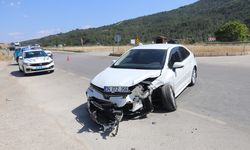 Amasya'da iki otomobilin çarpıştığı kazada 3 kişi yaralandı