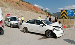 Amasya'da iki otomobilin çarpıştığı kazada 5 kişi yaralandı