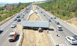 Anadolu Otoyolu'nda lastiği patlayan tıra otomobilin çarptığı kazada 1 kişi yaralandı