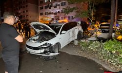 Bartın'da 3 araca çarpan otomobilin sürücüsü yaralandı