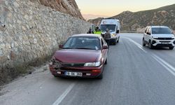 Çorum'da istinat duvarına çarpan otomobilin sürücüsü yaralandı