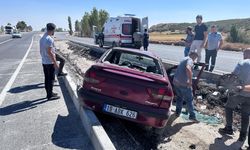 Çorum'da orta refüje çarpan otomobilin sürücüsü yaralandı