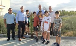 Düzce'de öğrenciler okul bahçesine fidan dikti
