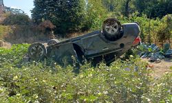 Karabük'te çarpışan otomobillerden birinin bahçeye devrildiği kazada 3 kişi yaralandı
