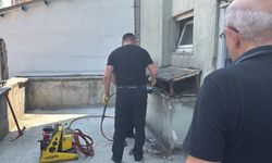 Karabük'te havalandırma boşluğuna düşen kedi kurtarıldı