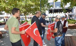 MHP Havza İlçe Başkanlığı vatandaşlara bayrak dağıttı