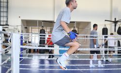 Milli boksör Tolga Kaya, dünya şampiyonluğu için yumruk sallıyor