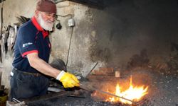 Mücahit usta demire şekil vermek için 70 yıldır çekiç sallıyor
