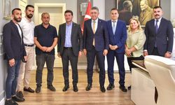 Ortahisar Belediye Başkanı Kaya, çocuklara şarkı söyleyen temizlik personeli ile bir araya geldi