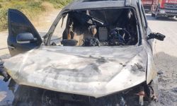 Samsun'da alev alan otomobil kullanılamaz hale geldi