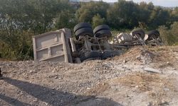 Samsun'da devrilen hafriyat kamyonun sürücüsü yaralandı