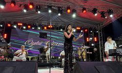 Samsun'da düzenlenen yaz festivalinde Öykü Gürman konser verdi